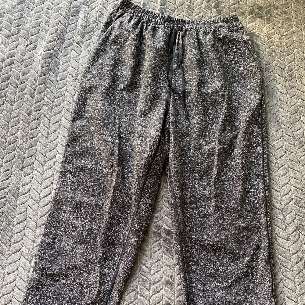 Lululemon charcoal grey capris pants.